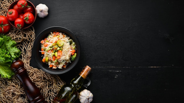 Risotto met groenten in een bord Rijst Op de oude achtergrond Bovenaanzicht Vrije ruimte voor uw tekst