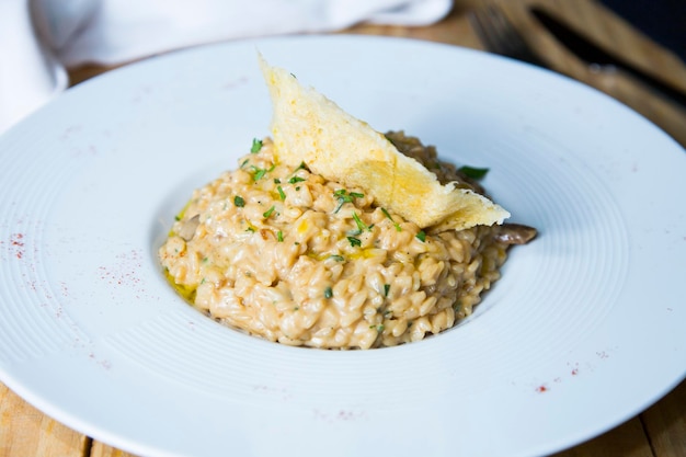 Risotto met groenten. Risotto is een Noord-Italiaans rijstgerecht gekookt met bouillon.