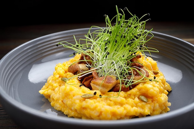 Risotto met paddestoelenpompoen en kruiden op dark