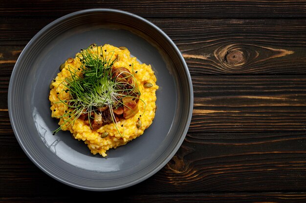 Risotto met paddestoelenpompoen en kruiden op dark