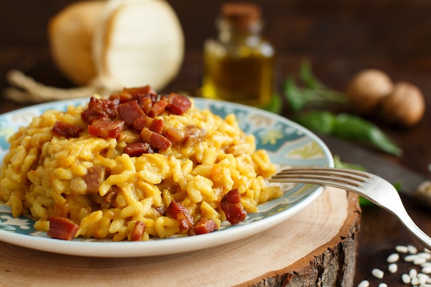 Risotto met pompoen en spek close-up