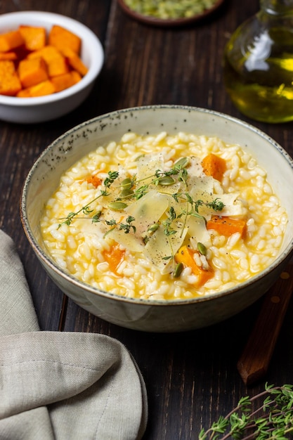 Risotto met pompoen, kaas en tijm. Vegetarisch eten. Gezond eten.