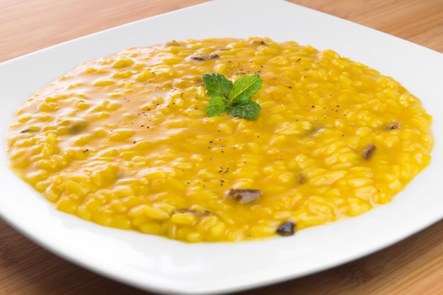 Risotto met saffraan en champignons