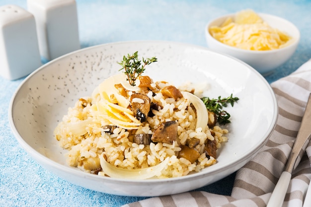 Risotto met witte bospaddestoelen en parmezaan, close-up