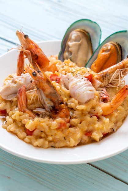 risotto met zeevruchten (garnalen, mosselen, octopus, venusschelpen) en tomaten