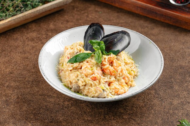 Risotto van zeevruchten met mosselschelpen