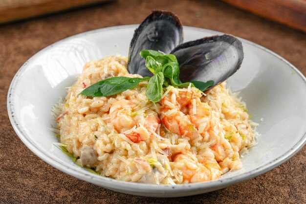 Risotto van zeevruchten met mosselschelpen
