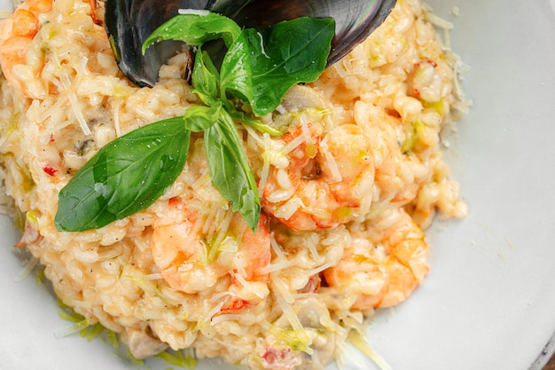 Risotto van zeevruchten met mosselschelpen