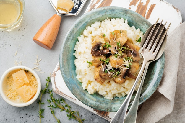 Foto risotto con pollo e funghi