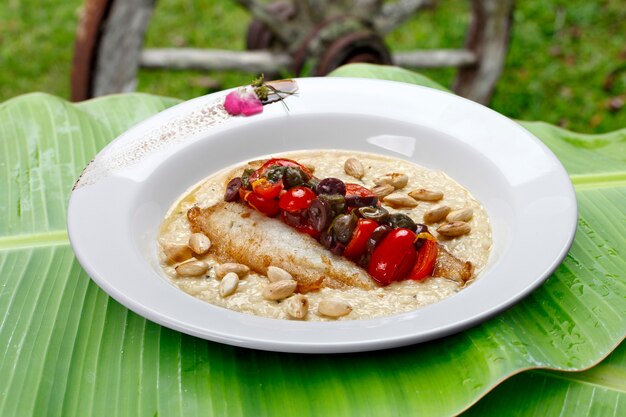 Foto risotto con pesce e noci