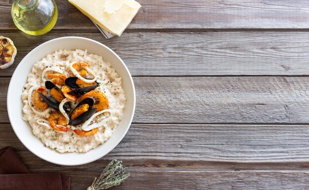 Photo risotto with mussels shrimps and squid italian cuisine seafood