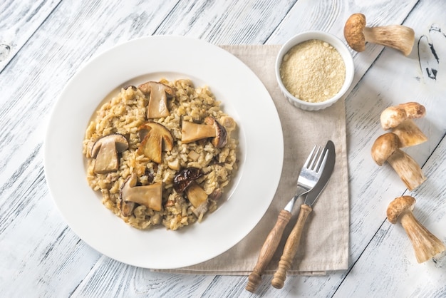 Photo risotto with porcini mushrooms