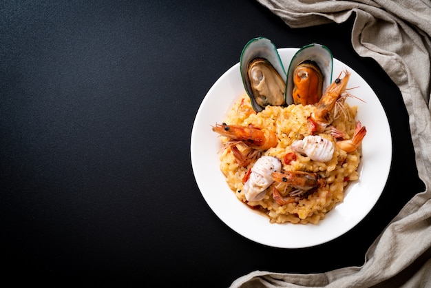 Фото Ризотто с морепродуктами (креветки, мидии, осьминог, моллюски) и помидорами