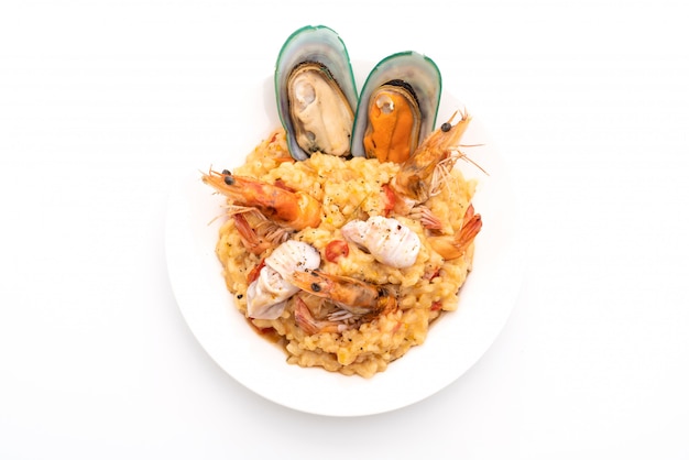 Risotto con frutti di mare (gamberi, cozze, polpi, vongole) e pomodori