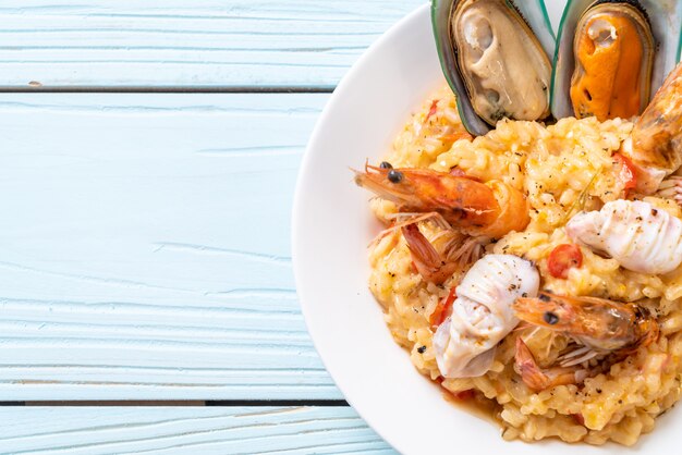 Risotto con gamberetti, cozze, polpi, vongole e pomodori