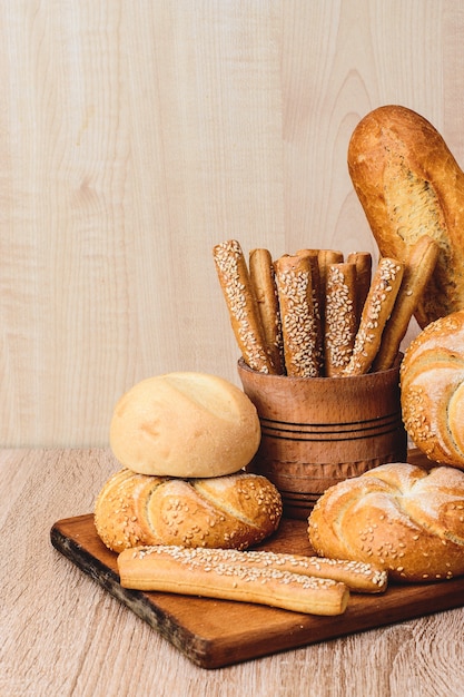 Ð¡risp pane con focacce. baguette francesi. pane croccante fresco. sfondo di pane. razza diversa su fondo in legno.