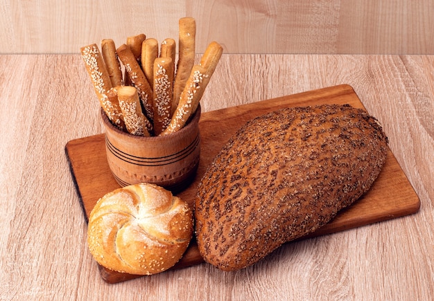 Ãƒâ ã‚â¡risp pane con focacce. baguette francesi. pane fresco. sfondo di pane. razza diversa su fondo in legno.