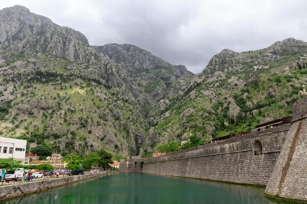 Riva Bastion in de oude binnenstad van Kotor, Montenegro