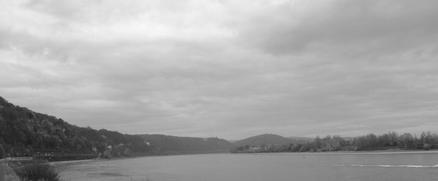 Photo river against cloudy sky