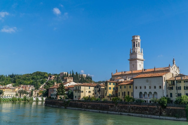 Foto fiume in mezzo agli edifici contro il cielo blu