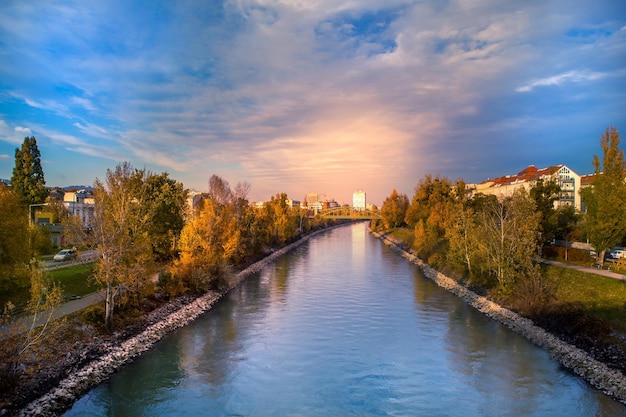 Foto fiume in mezzo agli edifici contro il cielo