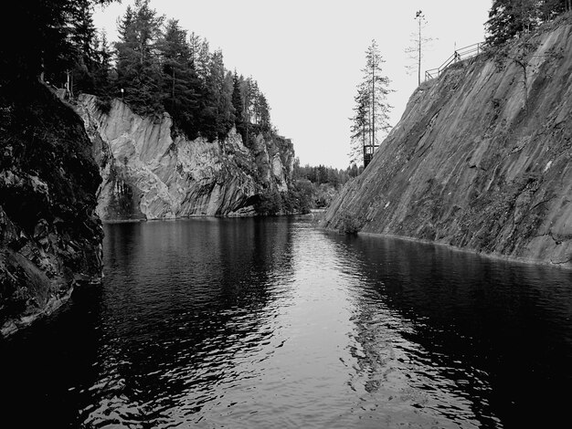 Photo river amidst trees against sky