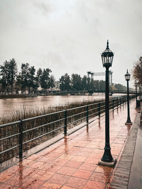 Photo river bank with old lanterns