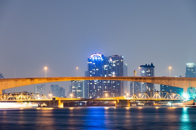 バンコクの川の橋