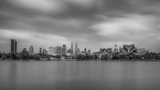 Photo river and buildings against cloudy sky