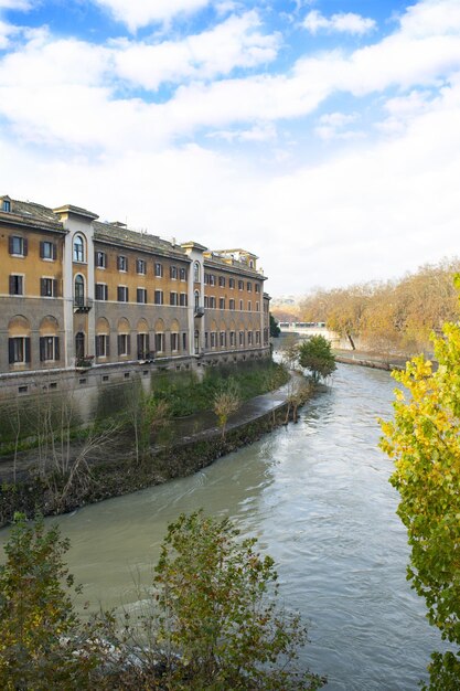 Fiume da edifici contro il cielo