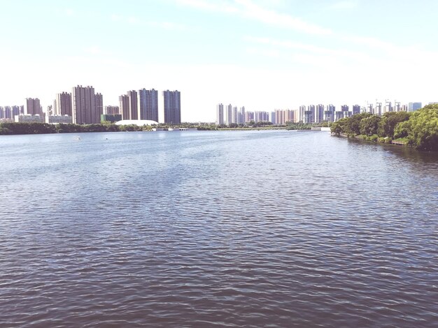 Foto fiume per città contro il cielo