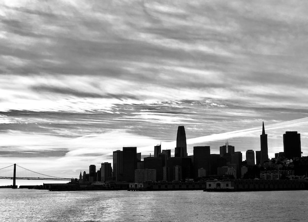 Photo river by city buildings against sky