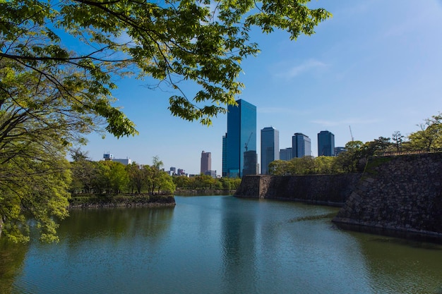 写真 空に照らされた街の建物に沿った川