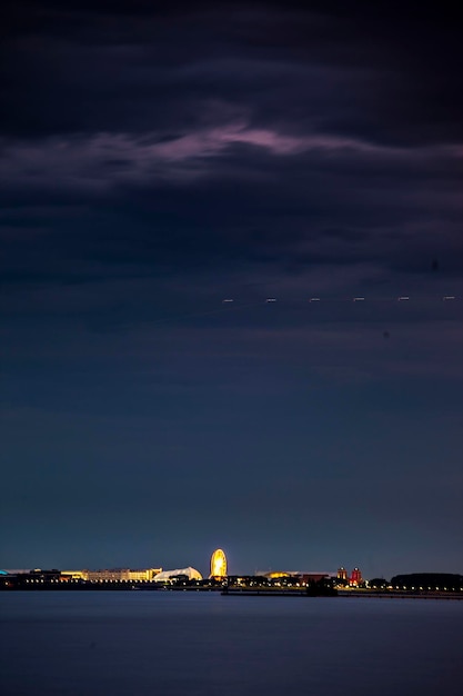 夜の空に照らされた都市風景の川