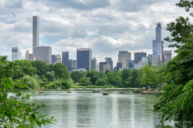 Photo river by modern buildings against sky in city