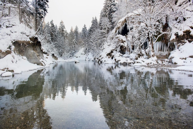 Photo river in canyon with ice and snow at cold winterday