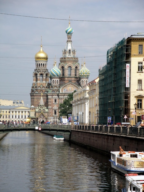 Река и церковь Спасителя на крови против неба в городе