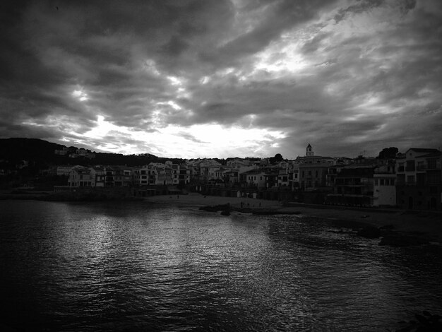 Foto fiume in città contro un cielo nuvoloso