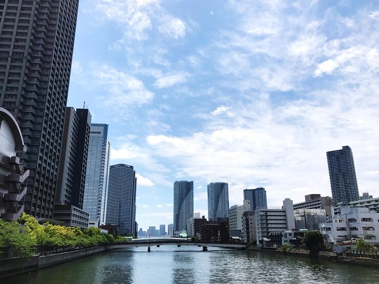 Photo 空に照らされた街の川