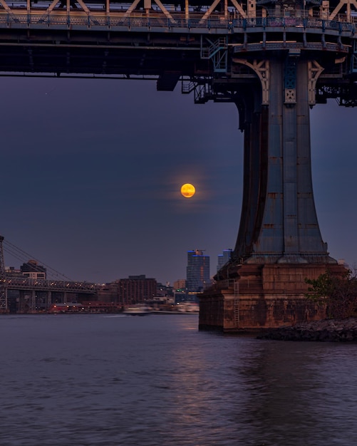 Photo river in city at sunset