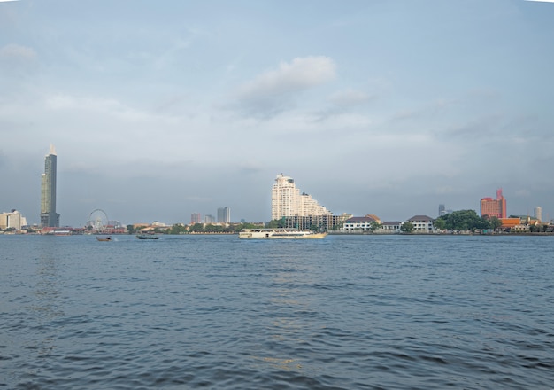 チャオプラヤの川クルーズでは、バンコクの観光スポットへアクセスできます