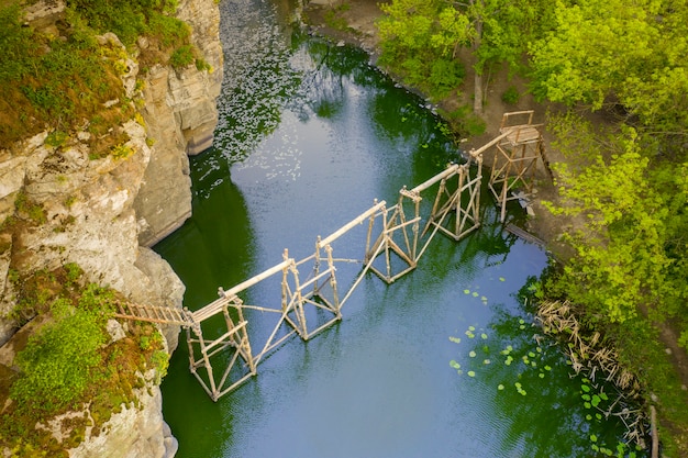 Foto fiume in un profondo canyon di pietra nel villaggio di buky, regione di cherkasy, ucraina.