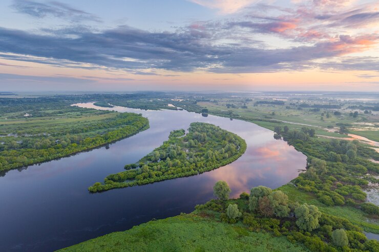 Река Днепр (Днепр) в Беларуси на рассвете