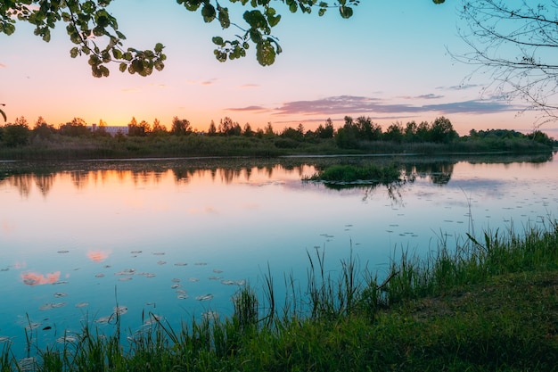 Река в сумерках в летний пейзаж