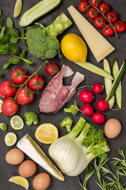 Фото Речная рыба, сыр, яйца и овощи, помидоры черри, фенхель, брокколи, огурцы, розмарин