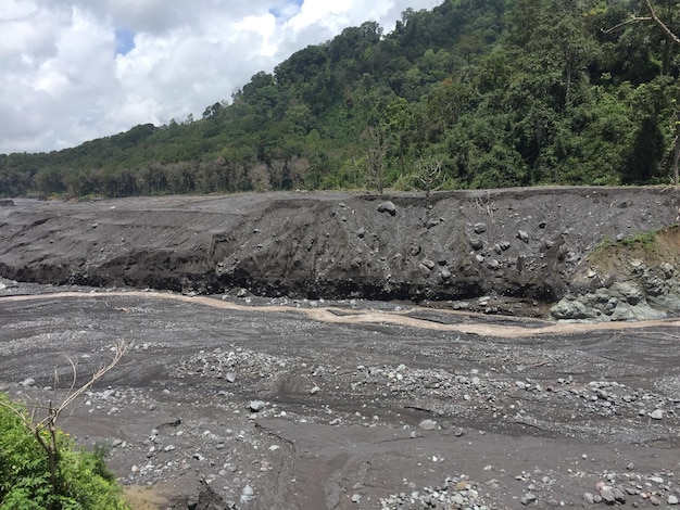 インドネシア東ジャワ州ルマジャンのスメル火山からの溶岩の川の流れ