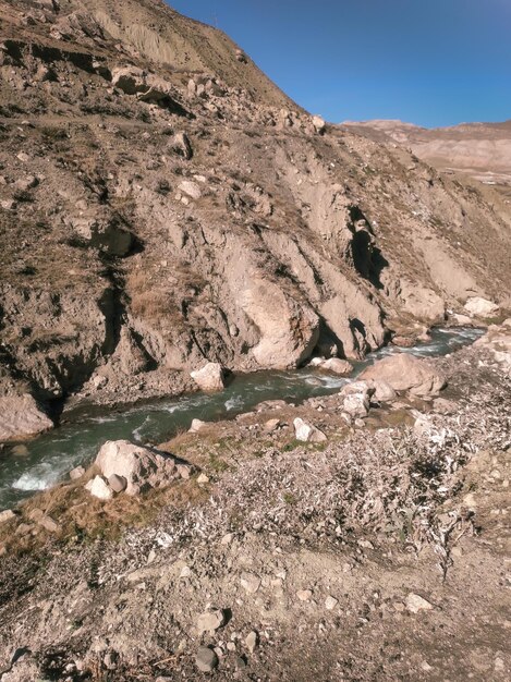 Photo river flowing from the mountain