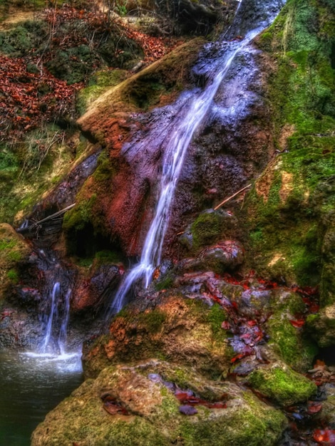 Photo river flowing through rocks