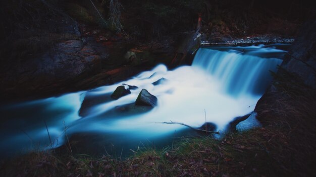 Foto un fiume che scorre tra le rocce