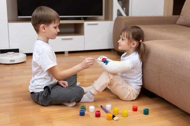 子供の川の骨折兄と妹は絆創膏を利用します